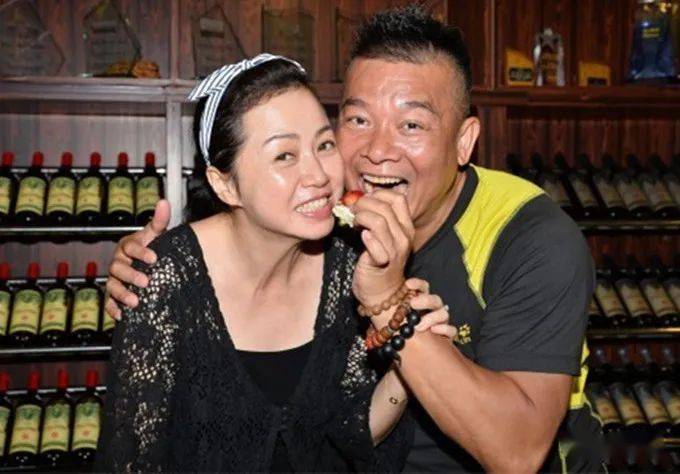 57岁老婆穿短裙秀美腿吴毅将夫妇罕见同框结婚18年仍甜蜜如初