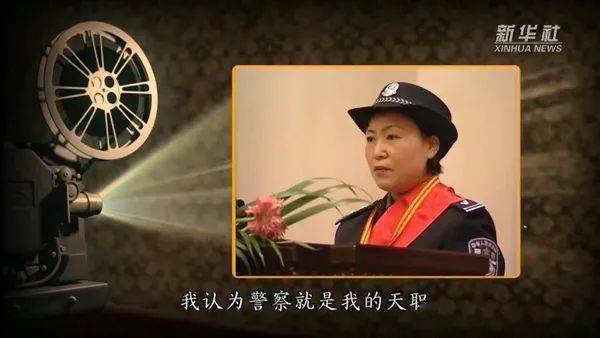 青年民警们以诗歌,讲述,献花等形式怀念任长霞,长霞精神代代传承