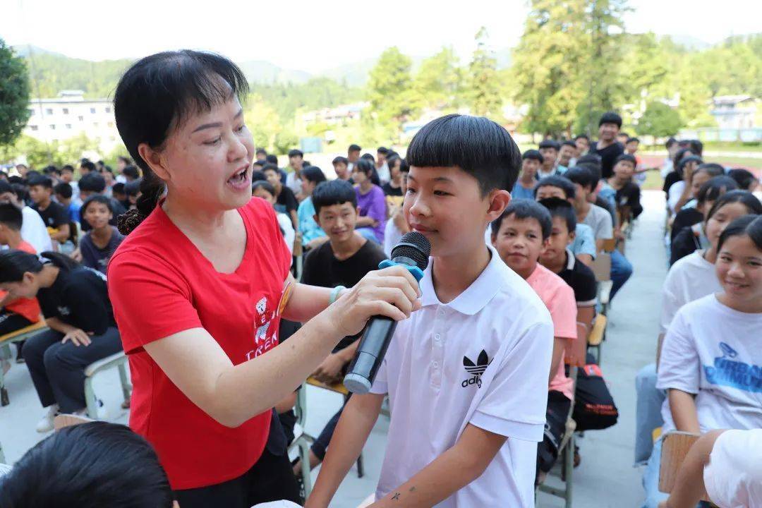 章月芳给安太乡初级中学和杆洞乡中学860名学生宣讲《梦想的力量》