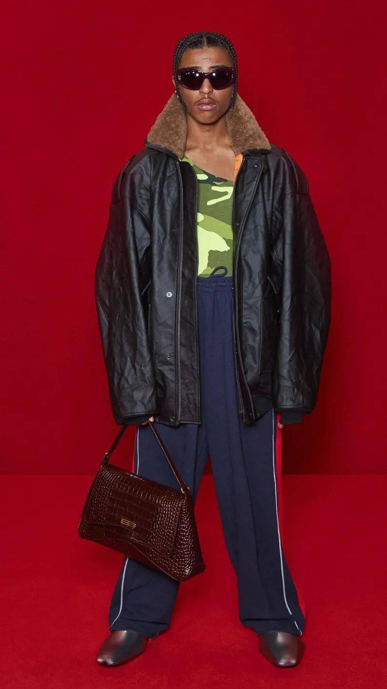 系列 动漫服装秀梦幻联动！Balenciaga邀请辛普森一家来走秀，时装秀甚至被包装成了短片的首映礼……