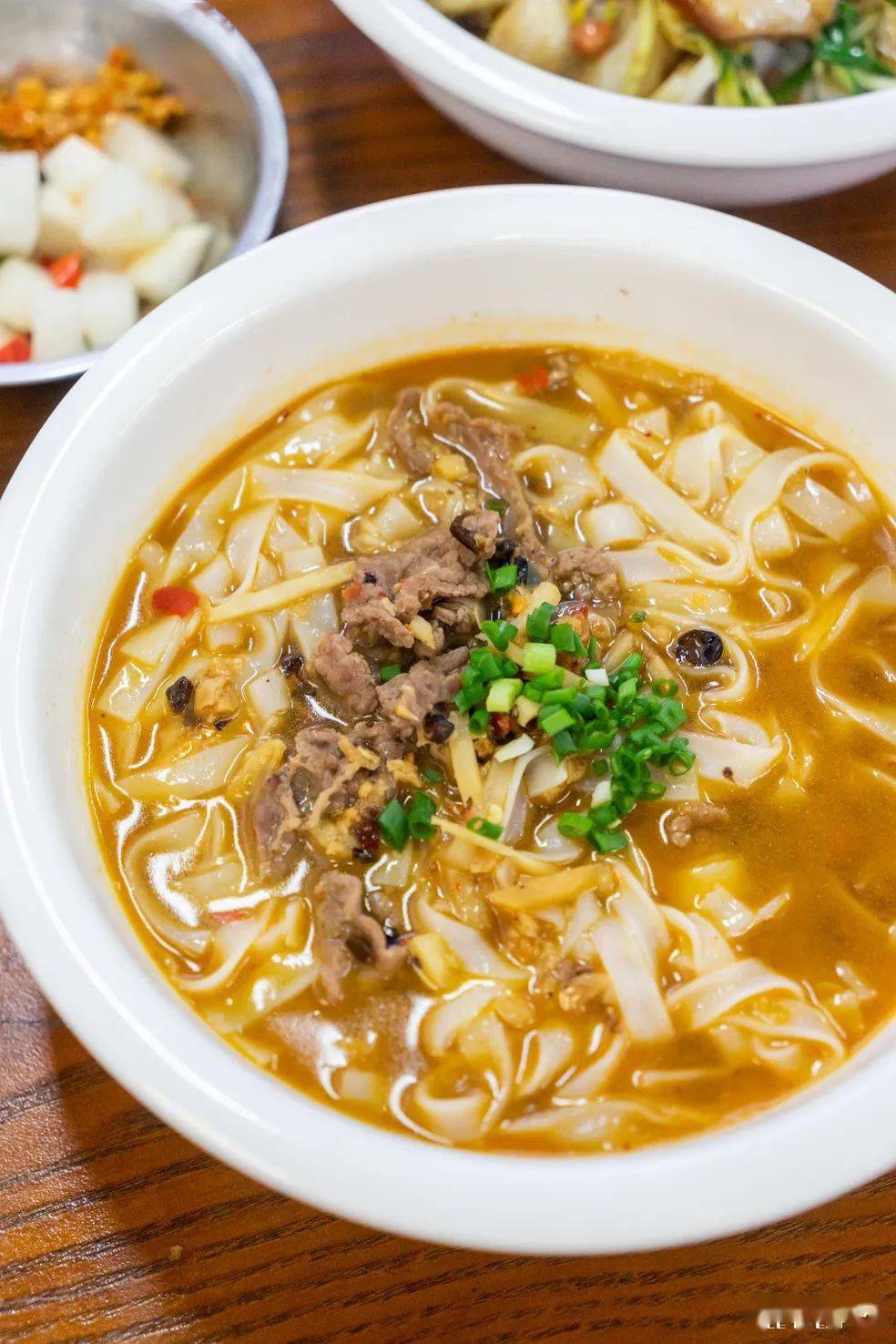 店里的菜单并不复杂,老友猪肉,老友三鲜,老友牛肉,老友花肠……爱吃