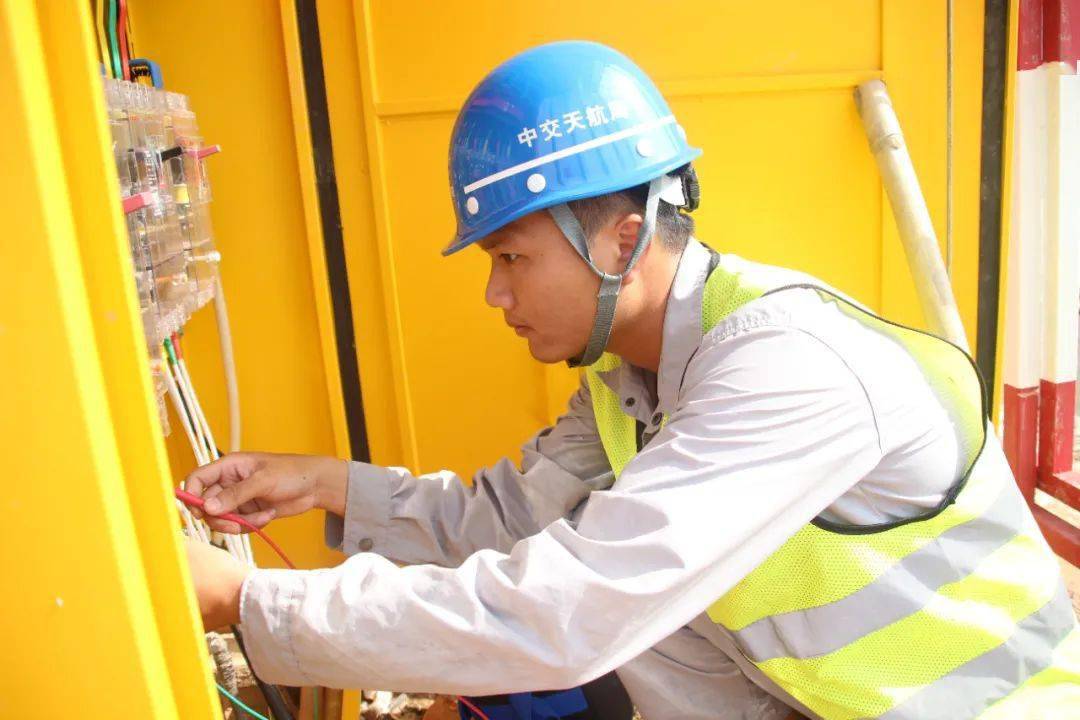 身在工地讲安全在项目赶工期的关键时期,一天中午甘汉东刚端起饭碗