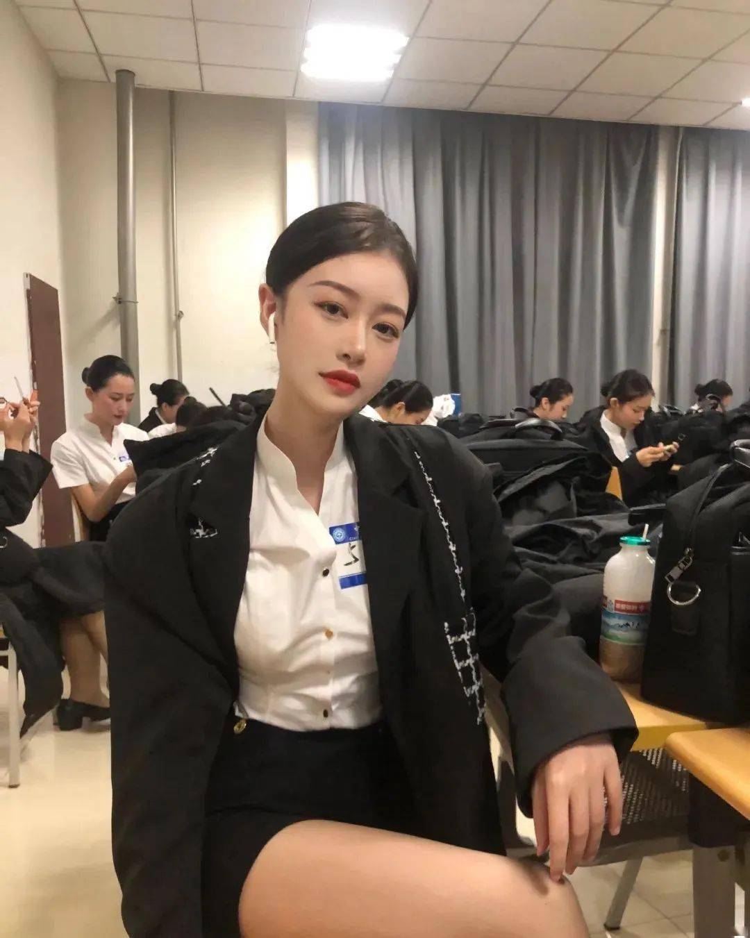 当171cm空姐脱下制服穿上包臀裙这画面太美我不敢看