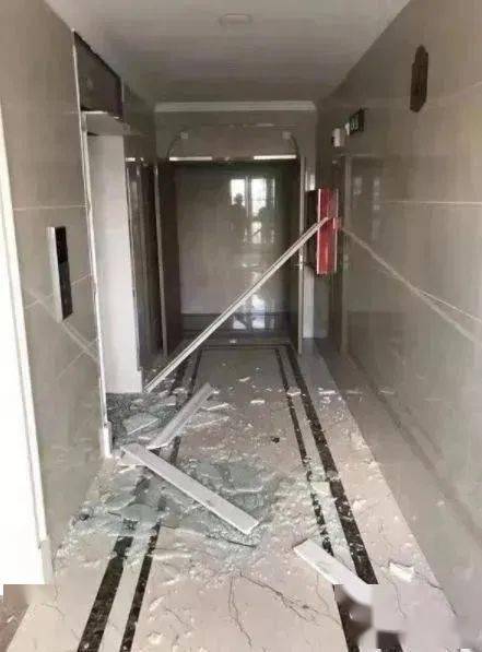 福建莆田一位女士,因为搬一块玻璃进电梯,竟然把电梯搞到爆炸了!