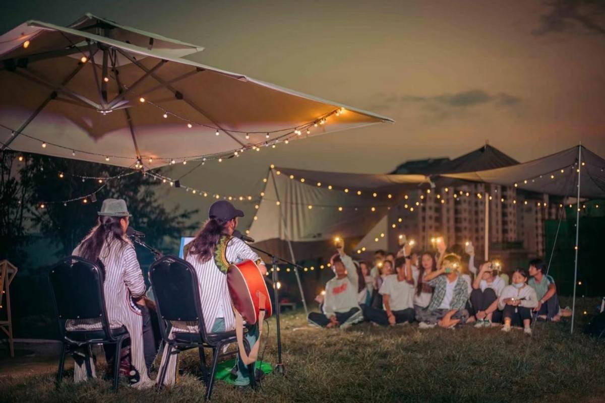 民谣乐队实拍图一日农忙品丰收喜悦金秋正是丰收时,既然走进金秋,不如