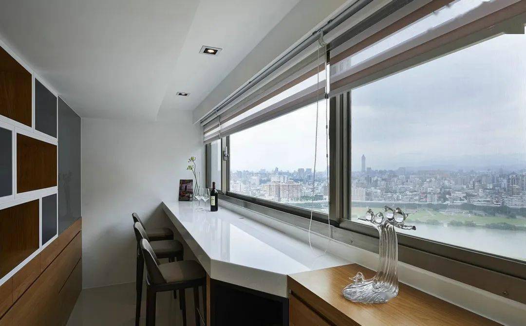 在阳台靠窗的位置装个小吧台,喝茶观景,不要太惬意!