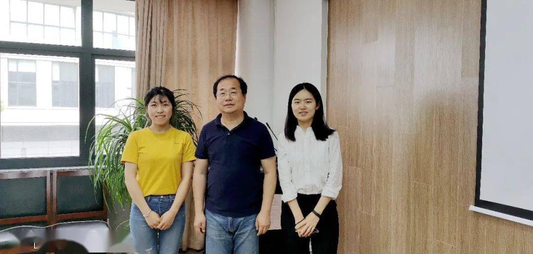 他的另一位学生吴亚涛是这样描述的:焦老师上课时常常旁征博引,又能