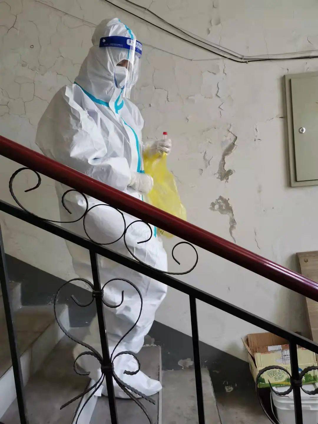 同事|“铁娘子”12小时120次入户采集，爬3000多级台阶，相当于150层楼！