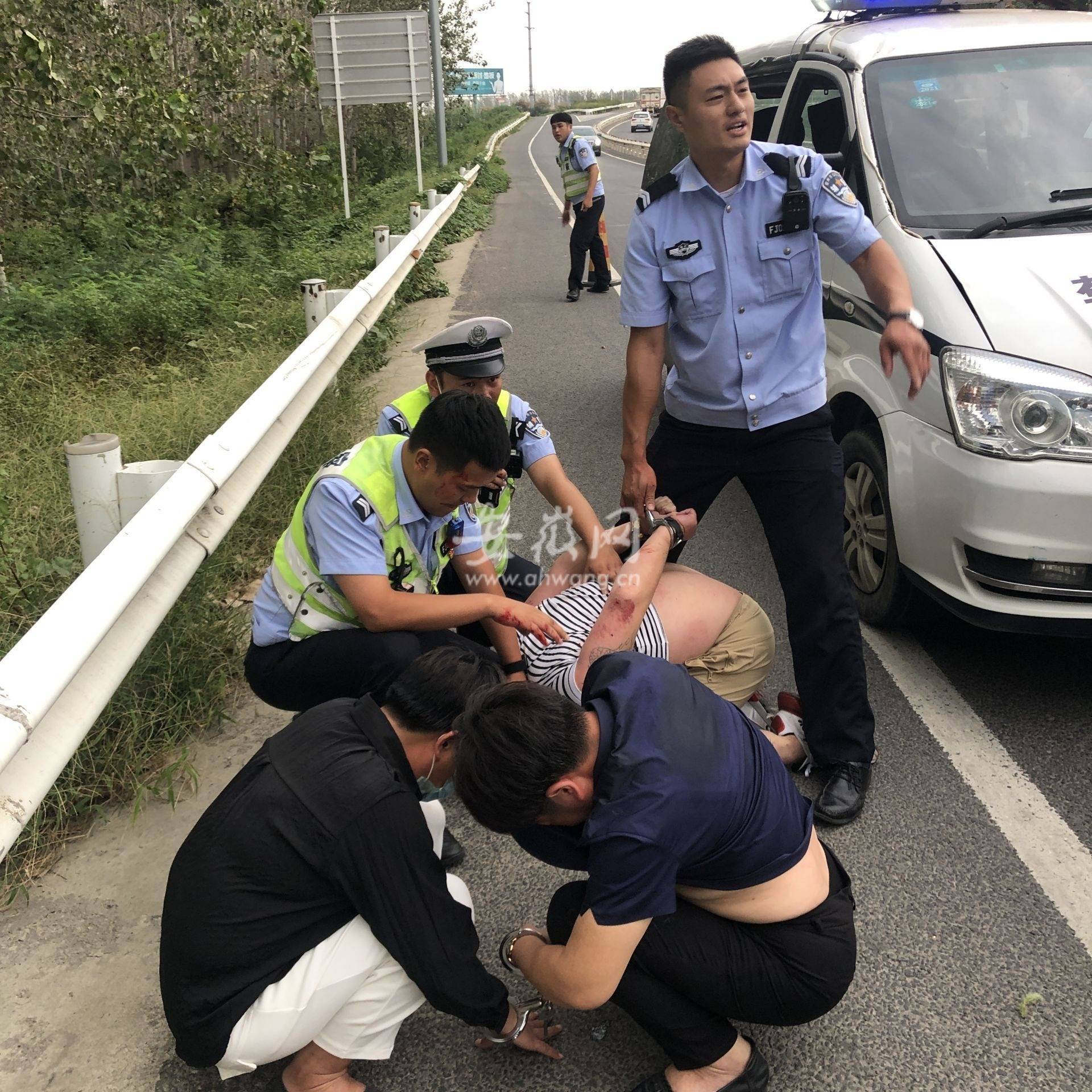 被交警抓到的图片图片