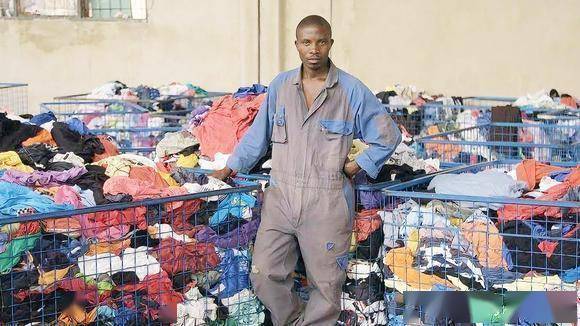 市场 日赚 20 万！你扔的二手货在非洲是宝，破产老板靠二手衣服东山再起