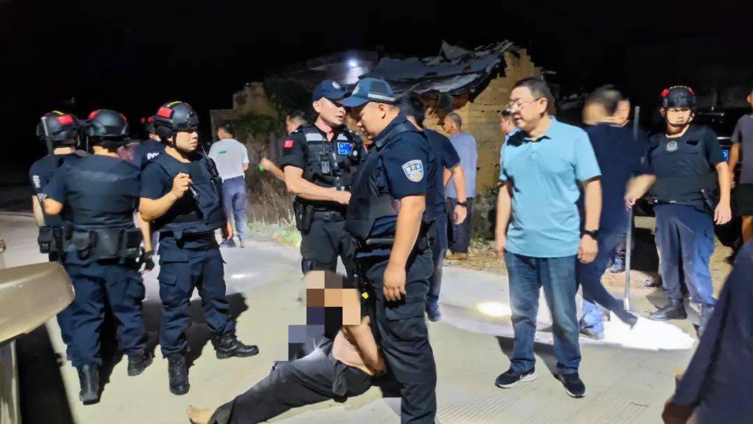 为了将嫌疑人快速抓捕归案,侦查员不放过任何蛛丝马迹,连续两天两夜循