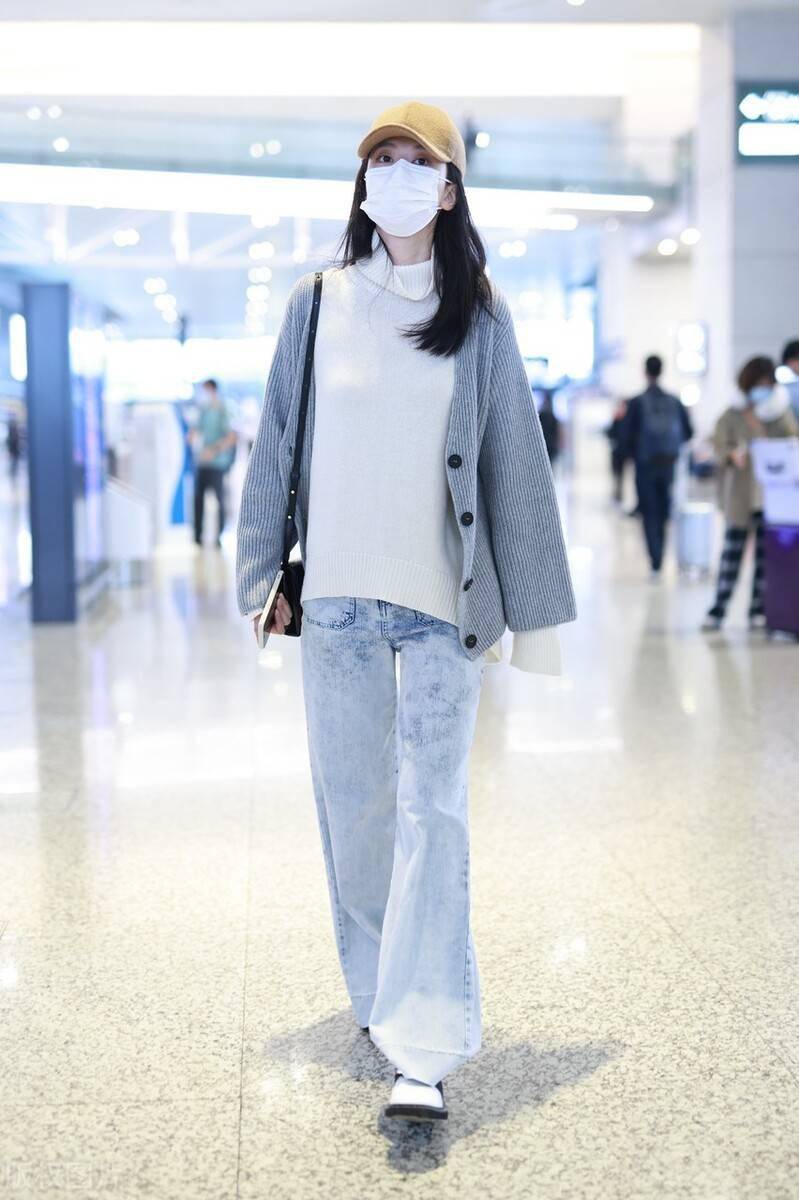乔欣机场街拍白色高领毛衣配灰色针织开衫温暖休闲好经典
