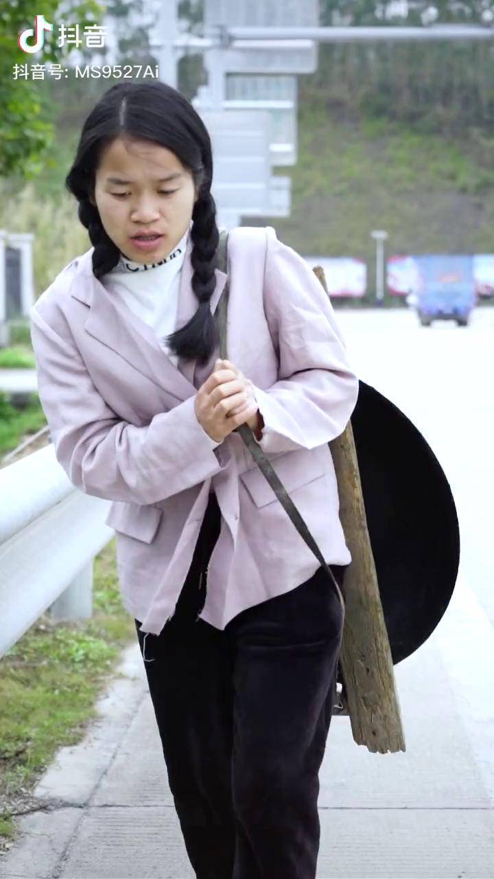 哪里高速塞车我马上到跟我卖炒粉么咯农村小翠花