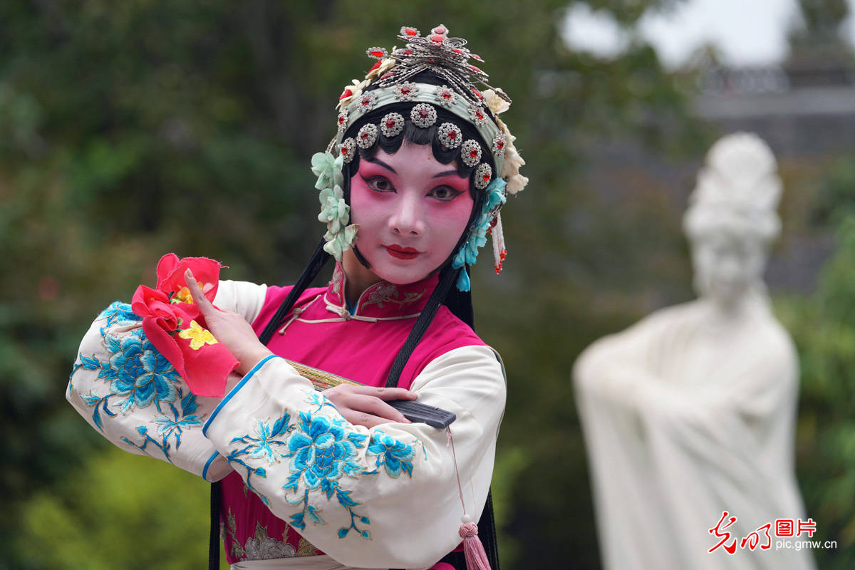 江苏泰州民众在梅兰芳纪念馆表演京剧