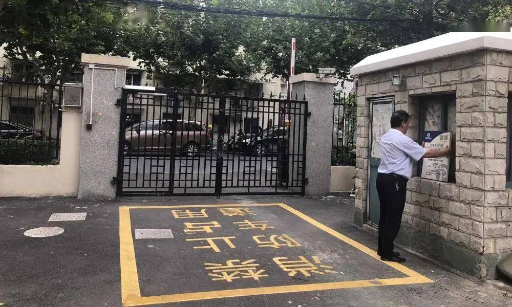 把小区北门调整为常闭的消防通道门并安装了门禁系统,仅供行人