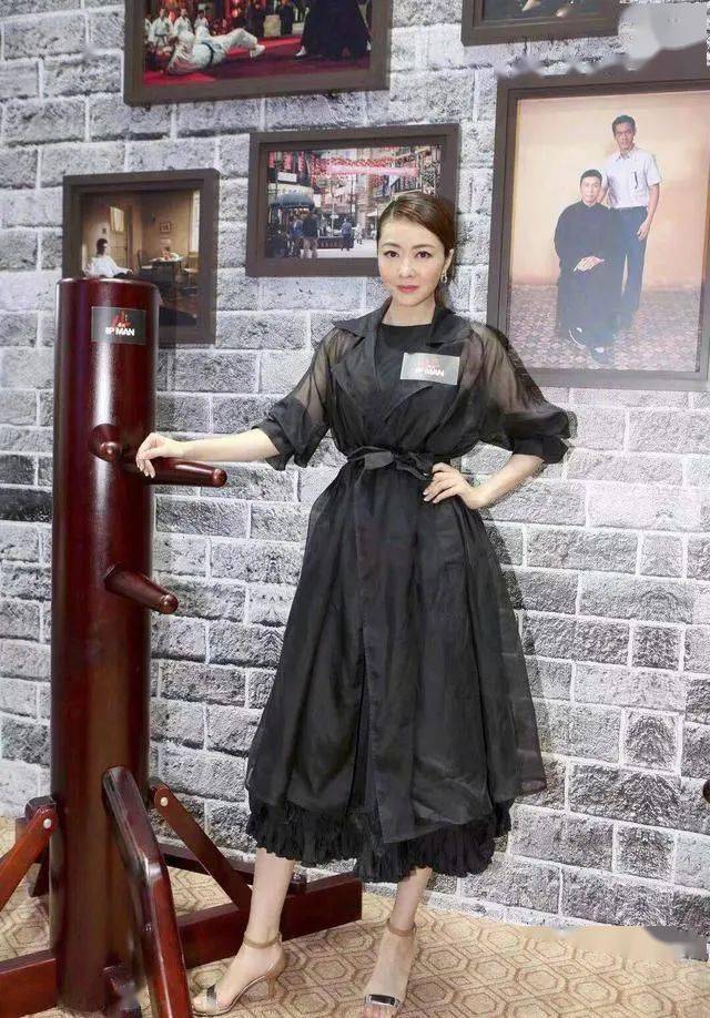 时间 熊黛林挽着老公逛商场，穿平底鞋还比老公高一头，特别真实的高！