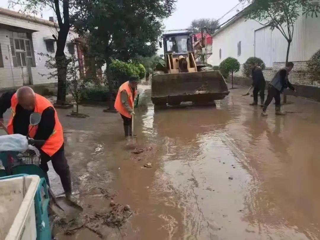 潇河清徐段行洪激增,水位猛涨,淹没了大运路管廊口,洪水倒灌漫入村庄