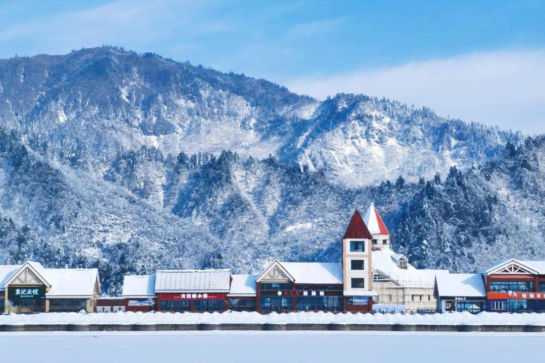 "窗含西岭千秋雪,门泊东吴万里船.