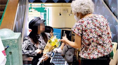 畸形奢侈品PRADA联名菜场现畸形打卡 女子拍完照就将菜扔垃圾桶