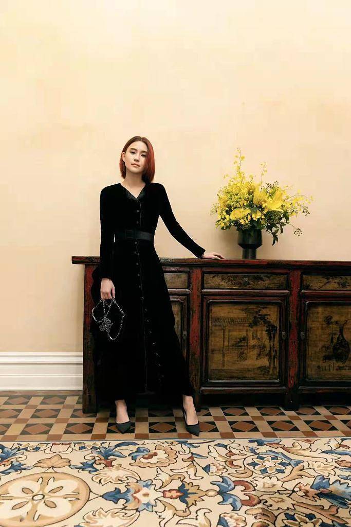 阿玛尼 何超莲着绒面开叉长裙美艳大气 于复古摩登氛围下展现优越身段