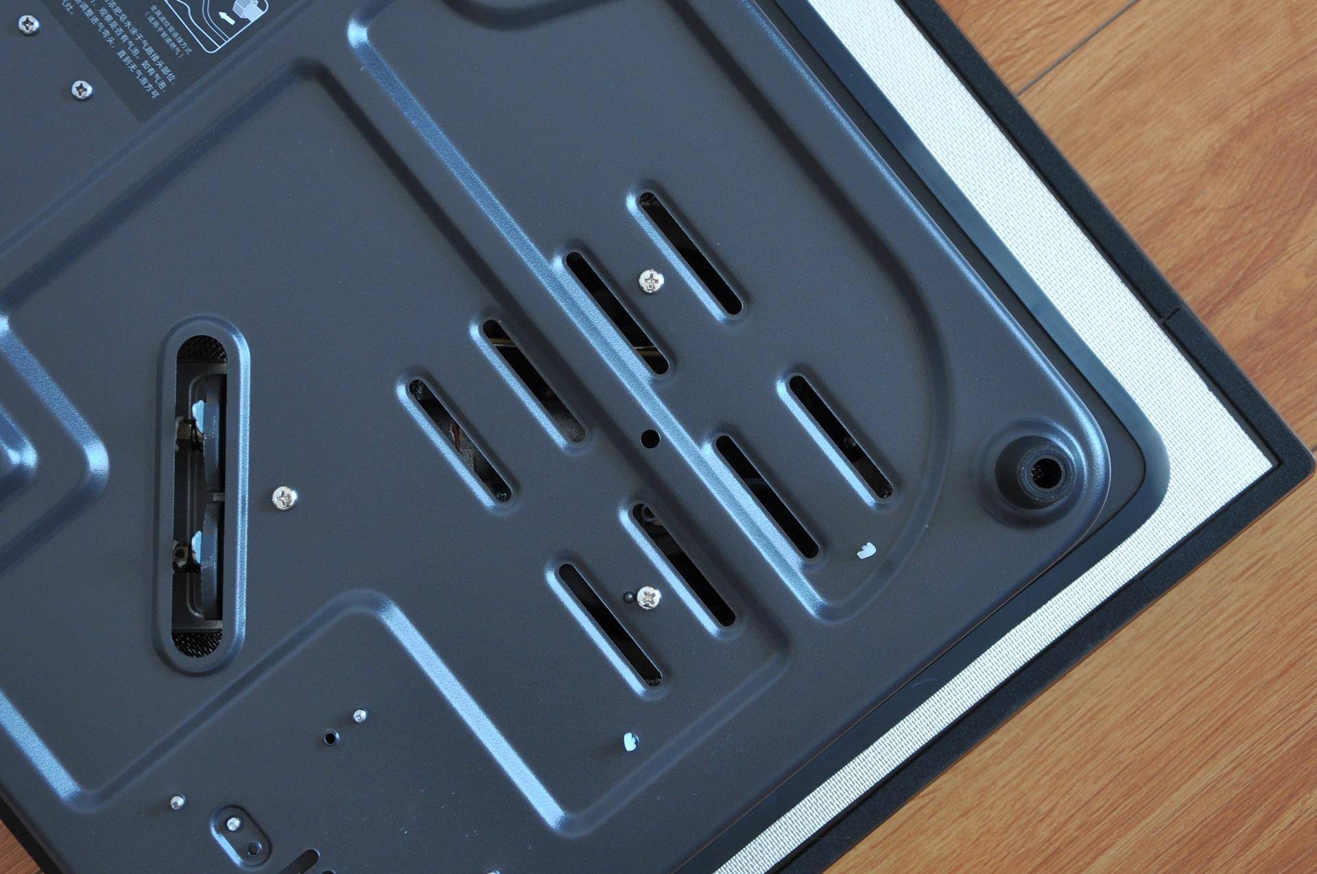 同样也是国标1级能效哦,在燃气灶的机身侧面贴有能耗标识和产品属性