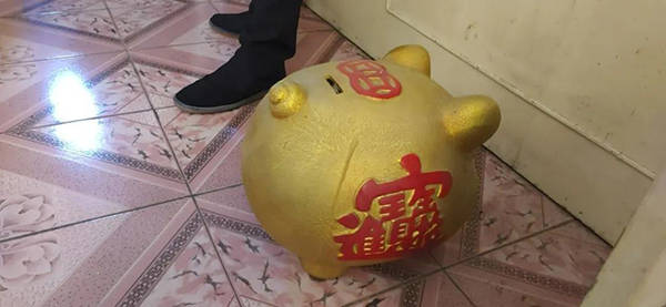 老赖欠薪名下又无可供执行财产,法官抱走金猪存钱罐执结