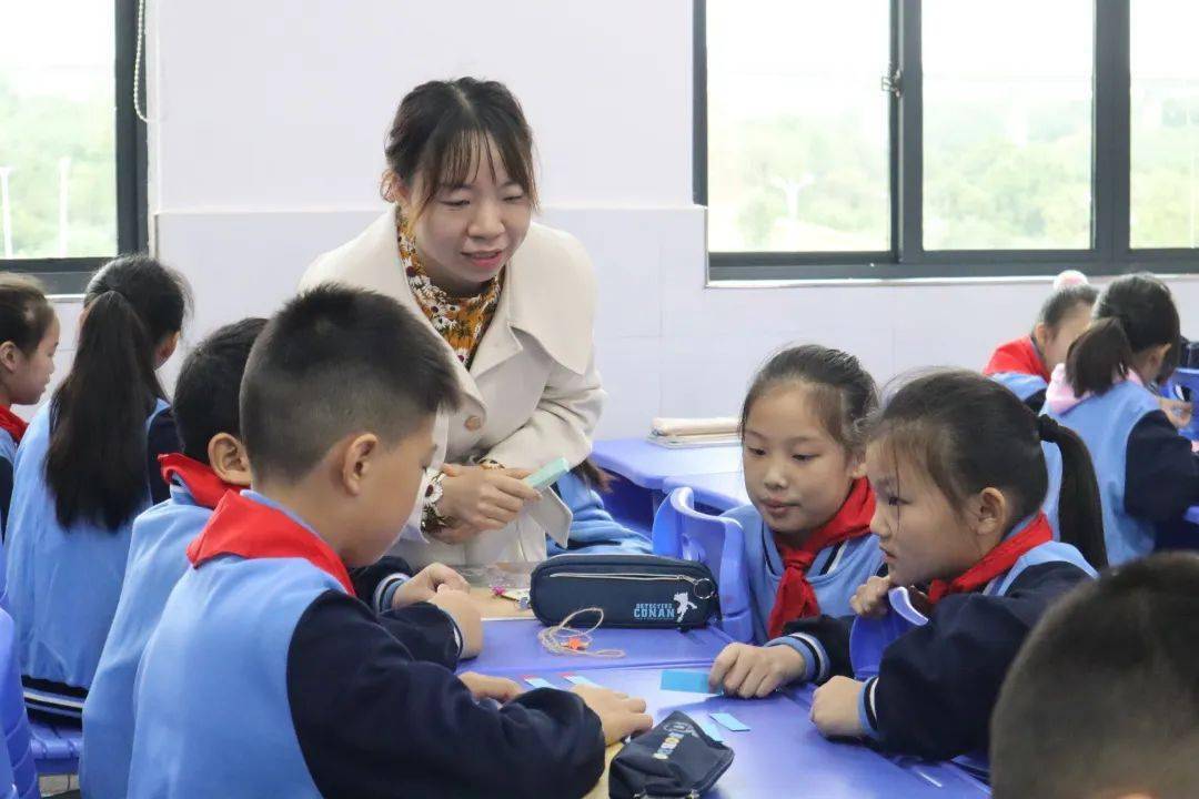 宁乡市数学教学骨干高明辉,杨巧云,喻静华老师担任本赛场评委