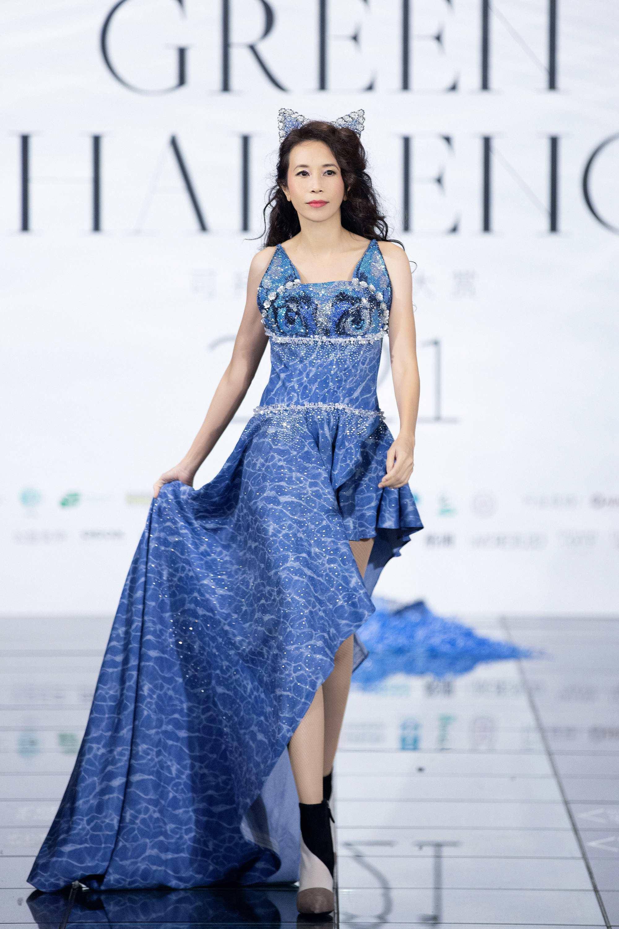 莫文蔚现身可持续时尚t台穿蓝色长裙秀美腿51岁身材惹人羡