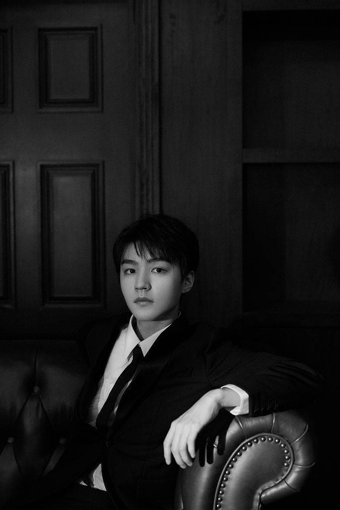 王俊凯亮相平遥影展任青年评审简洁西装尽显利落雅致