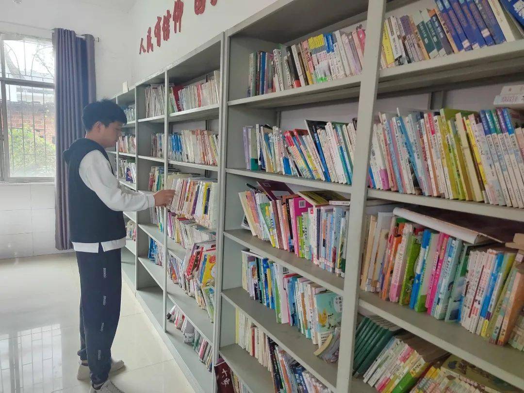 图书分门别类摆放在书架上,还现场对农家书屋管理员进行了书屋日常