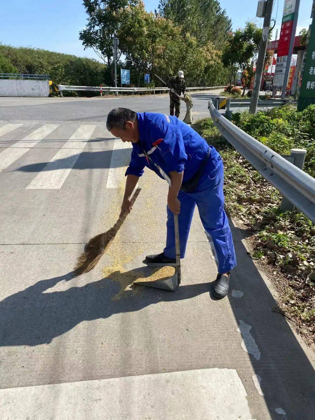 好人好事|农用车洒漏稻谷,油站上演暖心一幕