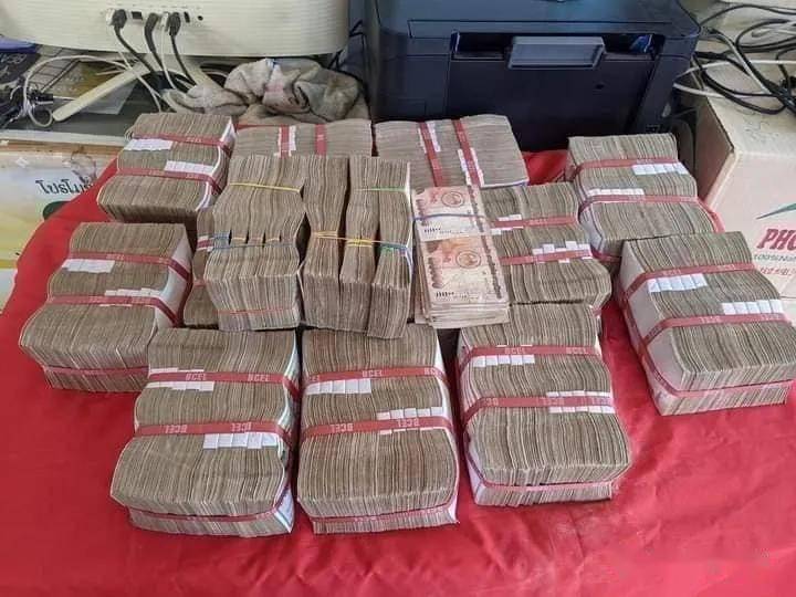 简单粗暴!老挝彩票领奖现场,8亿老币直接用桌布抱走