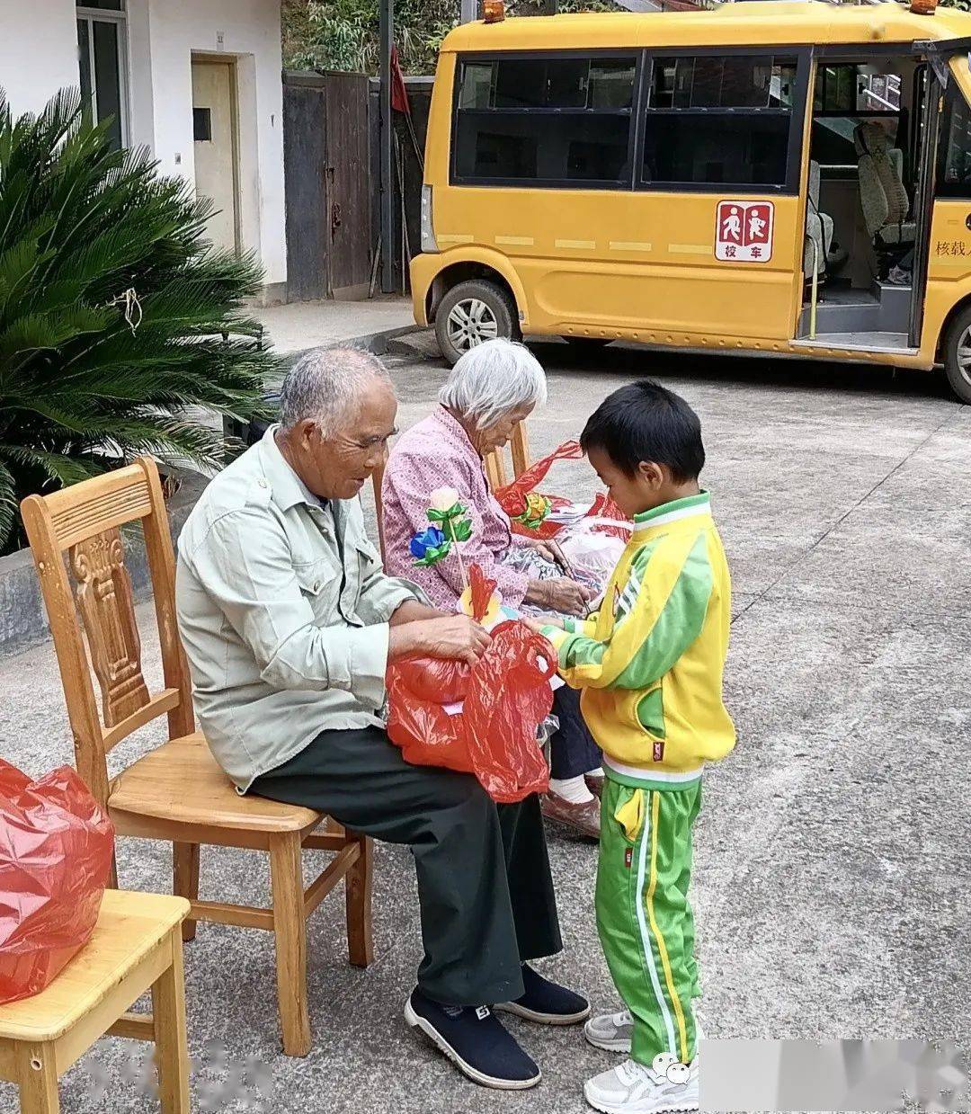 幼儿园献爱心活动图片