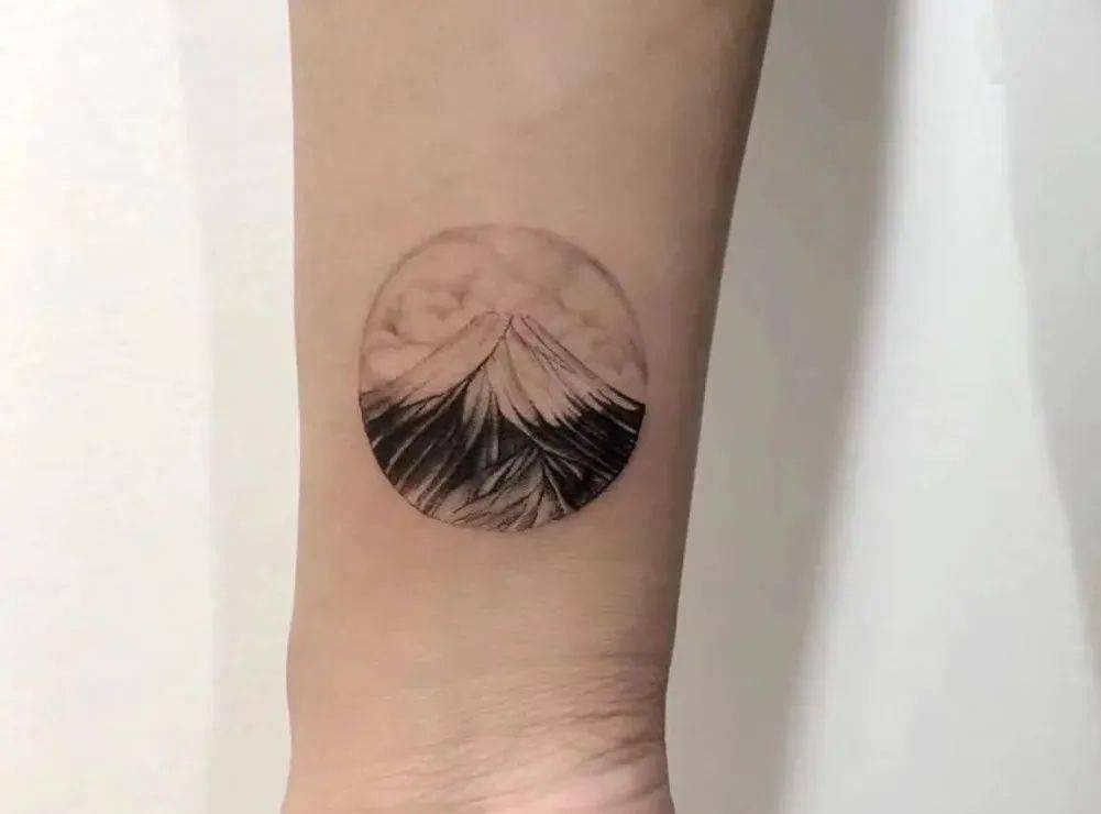 美丽的富士山纹身