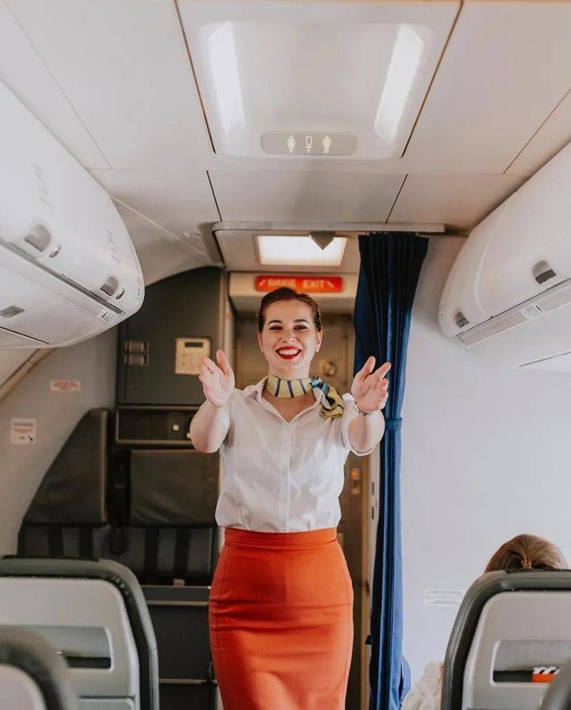 Ellen 这群空姐脱下“短裙制服”