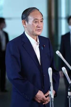 下台后的菅义伟会笑了日媒担任首相时那张没表情的面孔去哪儿了