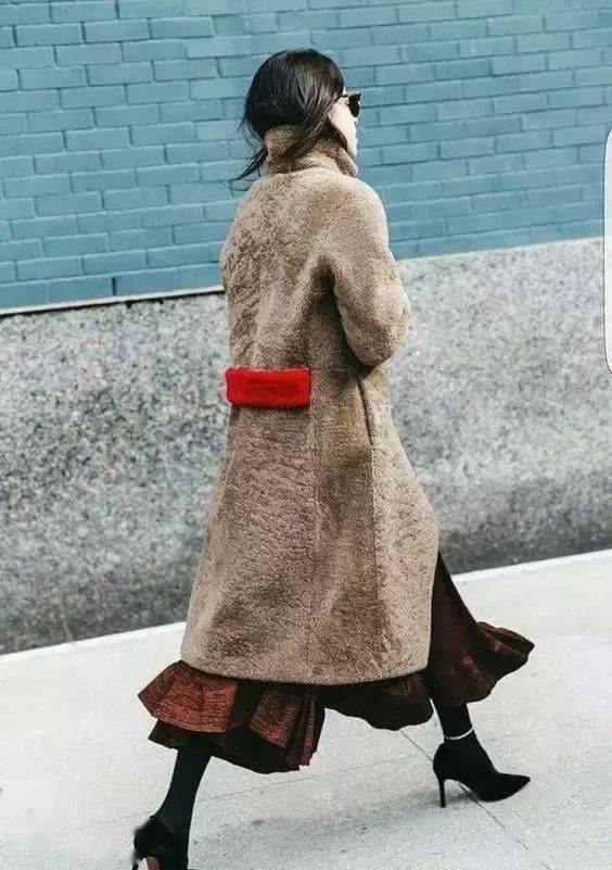 丑萌 冬日有一件毛茸茸的羊羔毛外套 也太甜了吧！