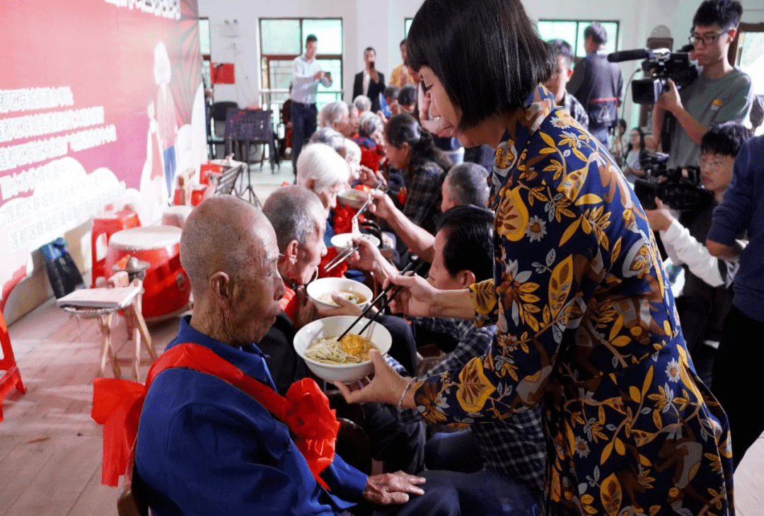 大红花给他们喂长寿面,梳头,洗脚并送上了节日的礼物和送上美好的祝福