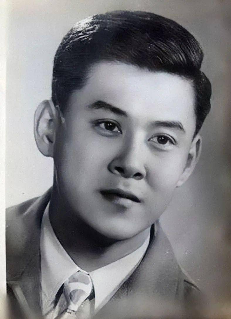 达式常胡子全白依旧帅气,穿格子衬衫配白裤清爽精神,老了更时髦