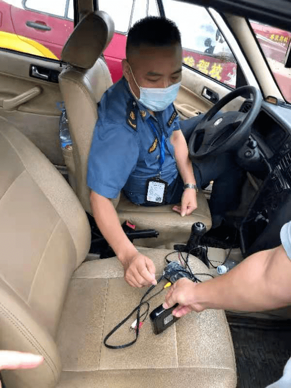 执法人员随即对训练场教练员和负责人进行询问,一开始,他们还眼神闪躲