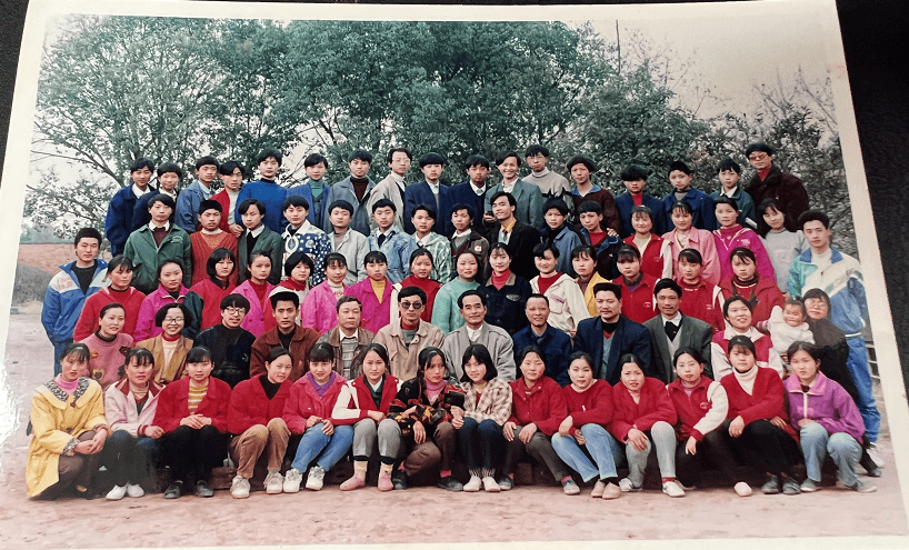 在河边小学读完小学后,1992年进入万安中学就读初中