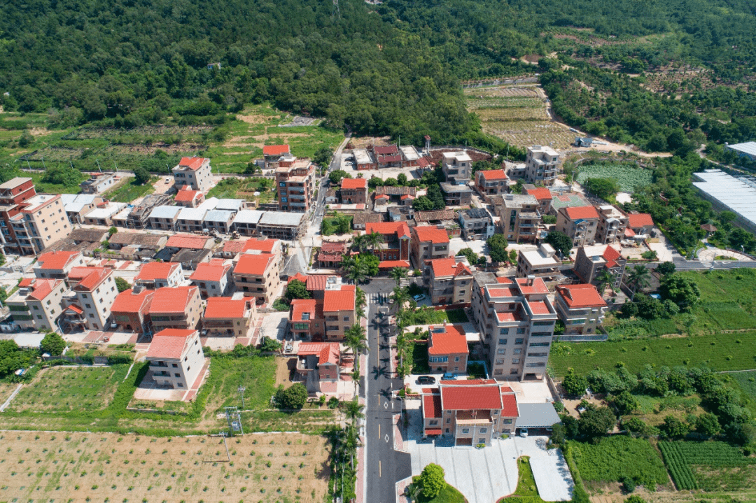 在三秀山村,黄文辉现场检查农村雨污分流改造成效,指出要把推进农村