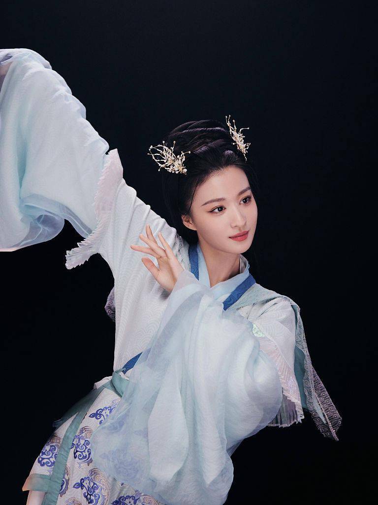 古宜今 王楚然古装出镜美若仙子 明眸皓齿气质端庄