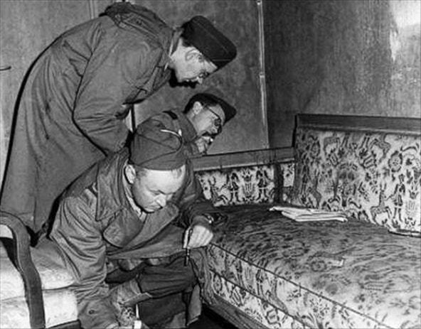 希特勒自杀全记录和情人在书房饮弹自尽嘱咐部下死后焚尸