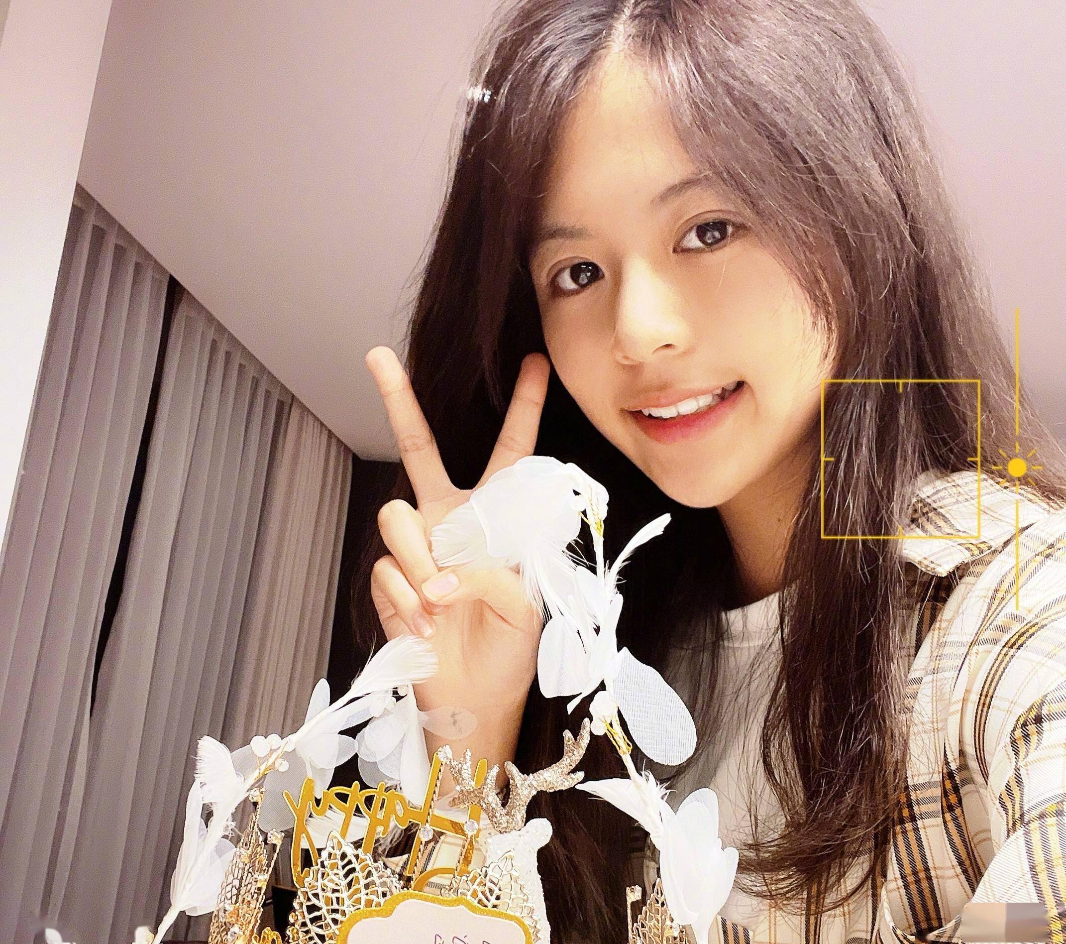 亚姐冠军翁虹卡点为爱女庆生,一家同框超温馨,14岁女儿颜值高