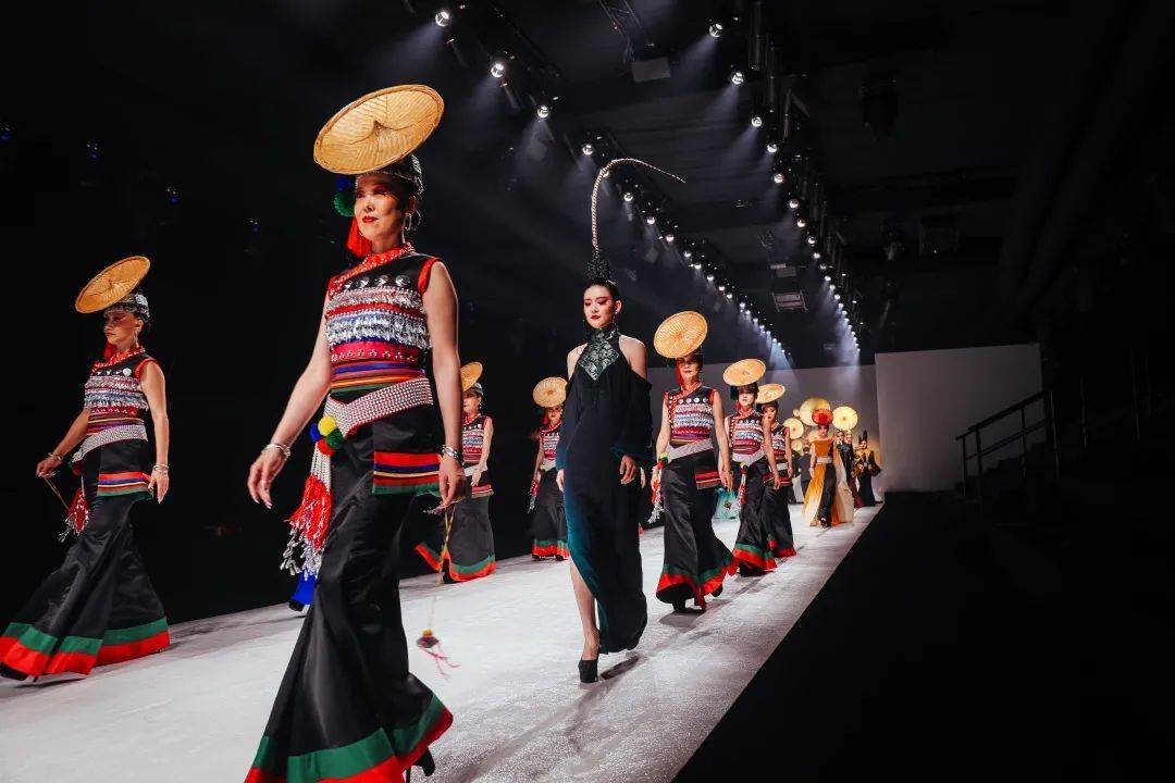 服饰文化大秀《梦回古滇》带着自己创作的云南普洱服装设计师张珂嘉