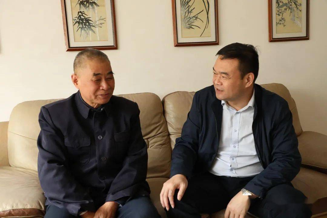 走访过程中吴军臣叮嘱随行的相关部门负责人,要经常看