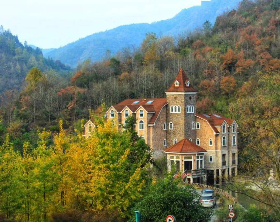 一簇簇和砖红色城堡酒店共同构成山水相映,遍地鎏金的美丽盛景;东黄山