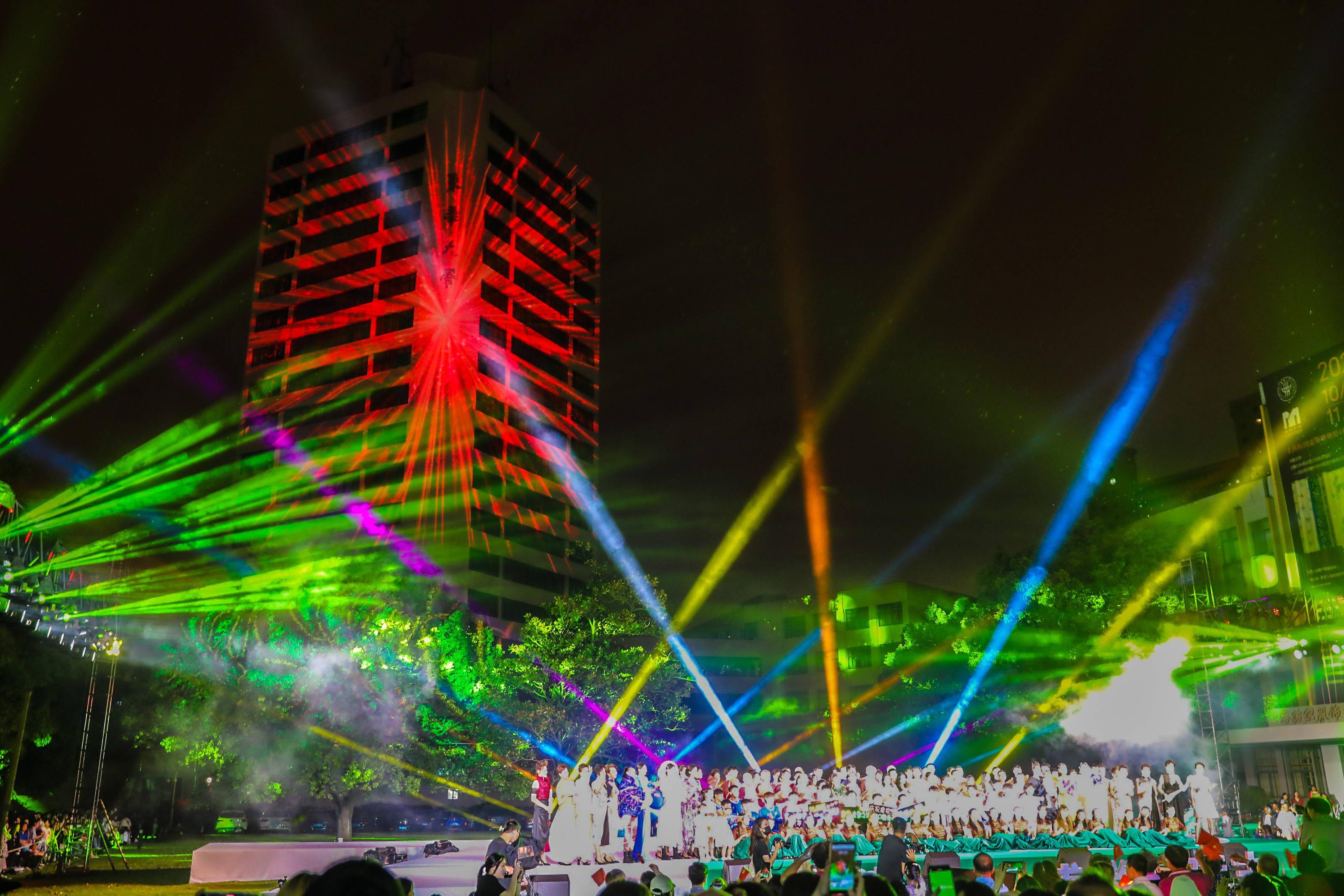 图说│东华大学师生用一场特别的3d灯光情景秀庆祝建校70周年