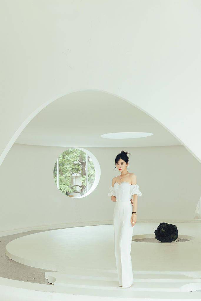 好身材 文咏珊露肩礼服秀精致锁骨 高盘发红唇惹眼氛围感满满